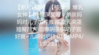 【新片速遞】三月新流出广场附近沟厕后拍来跳舞的少妇大妈尿尿❤️白丝红裙少妇捡起地上的纸擦逼