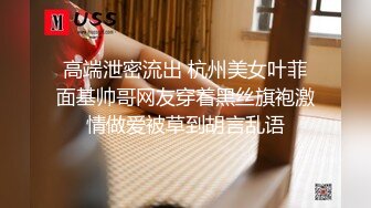 开好房约到女神级黄衣小美女，苗条身材柔软肉体，勾人性奋一把抱住揉捏爱抚，大长腿夹紧头部奋力抽插