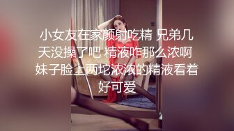 豹纹内衣看着乖巧却很骚颜值美女，单腿丝袜翘起双腿，半脱下丁字裤掰穴揉搓，近距离特写手指扣弄